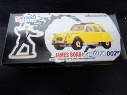 画像1: 『007ボンドカー　ジェームズ・ボンドコレクション　シトロエン2CV&ジェームズ・ボンド人形　1/36』コーギー