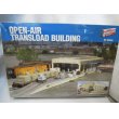 画像1: 『OPEN-AIR TRANSLOAD 貨物側線設備 2918 建屋付き貨物積卸しプラットホーム』　Walthers輸入品 (1)