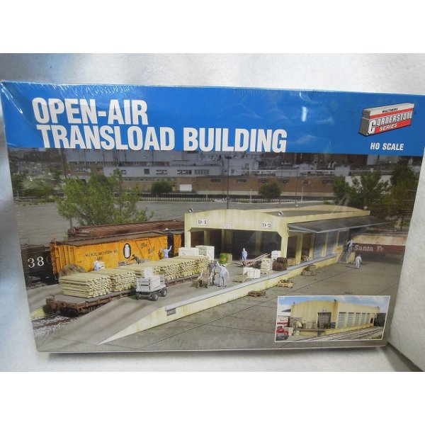 画像1: 『OPEN-AIR TRANSLOAD 貨物側線設備 2918 建屋付き貨物積卸しプラットホーム』　Walthers輸入品 (1)