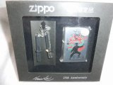 画像: Zippo 1998 世界唯一限定 25th Anniversary 構えポーズ